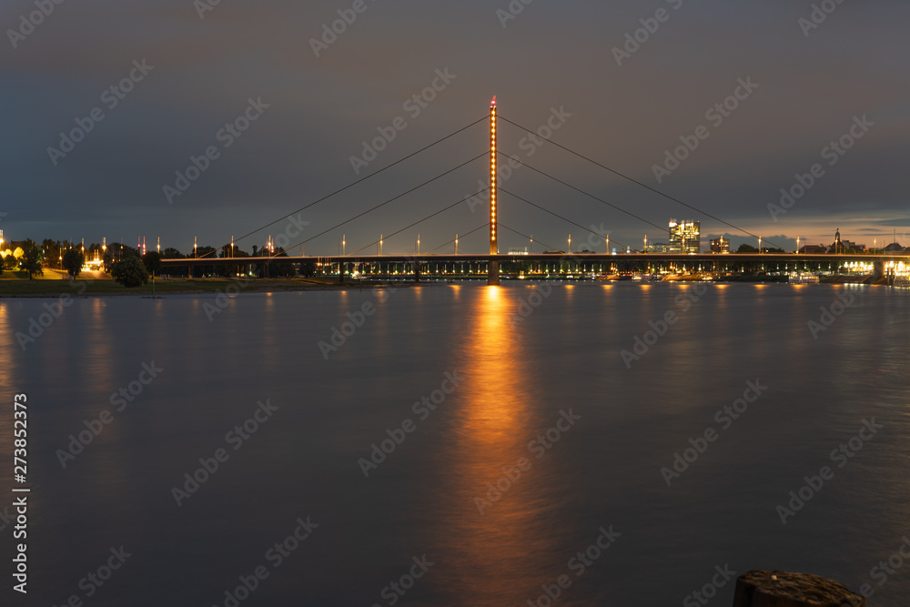 Fototapeta premium Dusseldorf bridge at night 