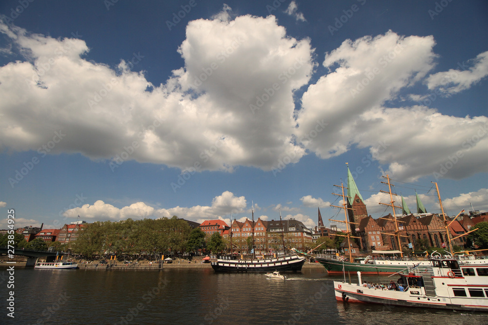 Obraz premium Bremen; Weser am Martinianleger