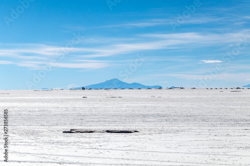 Landscape of incredibly white salt flat Salar de Uyuni, amid the Andes in southwest Bolivia, South America © nomadkate