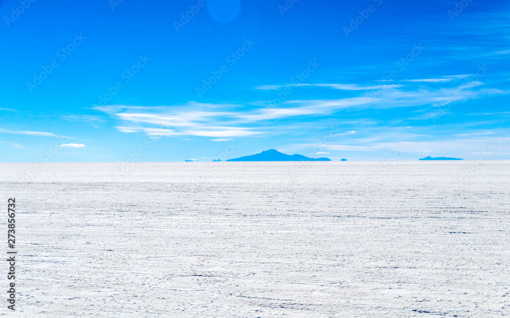 Fototapeta premium Landscape of incredibly white salt flat Salar de Uyuni, amid the Andes in southwest Bolivia, South America