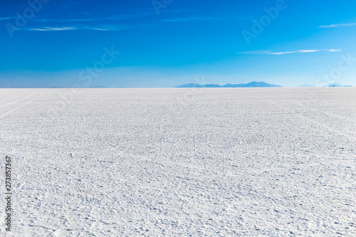 Landscape of incredibly white salt flat Salar de Uyuni, amid the Andes in southwest Bolivia, South America © nomadkate