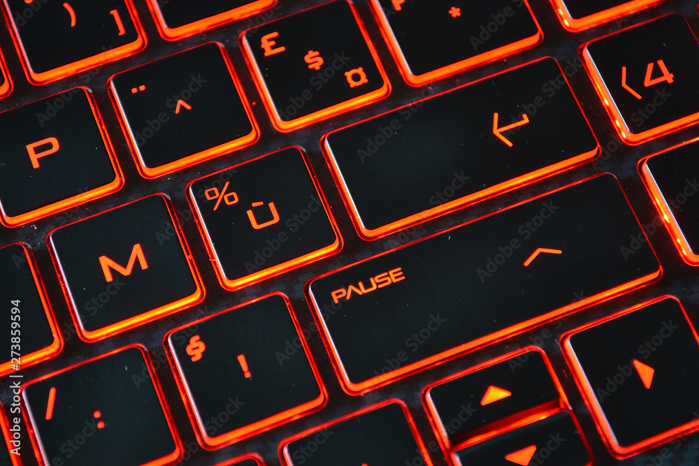 clavier d'ordinateur, clavier azerty, rétro-éclairage du clavier, clavier  rouge et noir Stock Photo