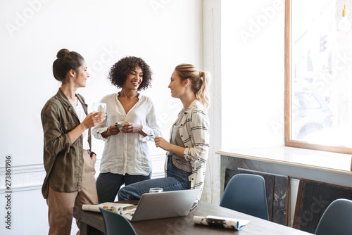 Quadro em tela Group of cheerful young women studying together