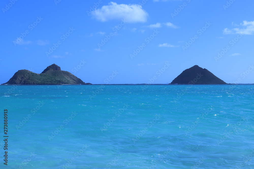 ハワイ：ラニカイビーチ　青く綺麗な空・海、遠浅の綺麗な砂浜、島