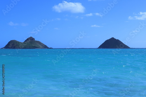 ハワイ：ラニカイビーチ 青く綺麗な空・海、遠浅の綺麗な砂浜、島