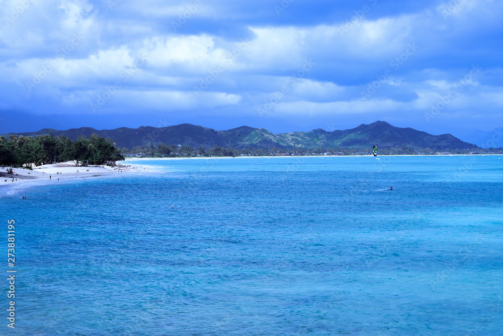 ハワイ：カイルアビーチ　青く綺麗な空・海、遠浅の綺麗な砂浜を一望