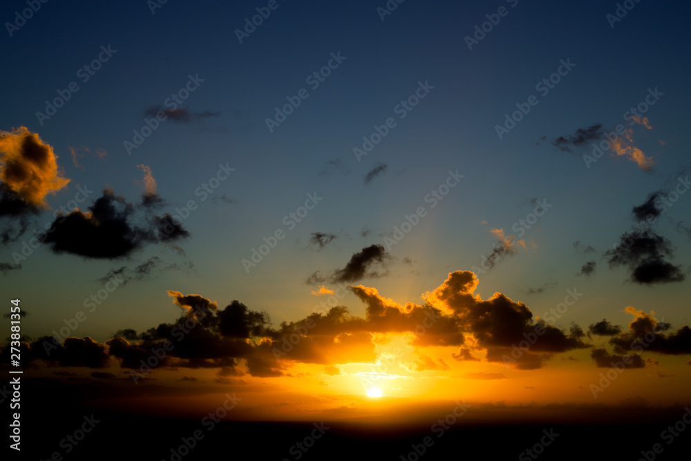 ハワイ：オアフ島・サンセット ワイキキビーチの綺麗な夕日