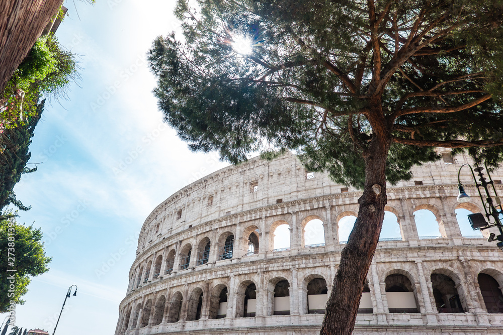 Obraz premium ROME, Italy: Great Roman Colosseum (Coliseum, Colosseo) also known as the Flavian Amphitheatre. Famous world landmark. Scenic urban landscape