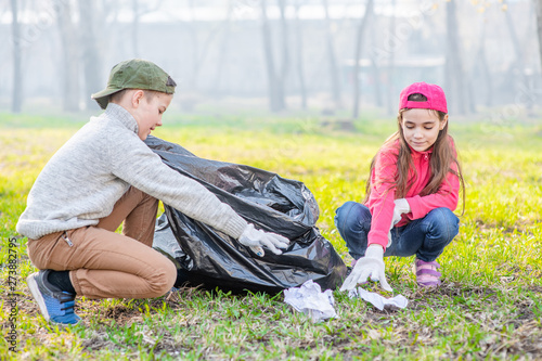 Canvas-taulu Happy kids scavenge trash in the spring park