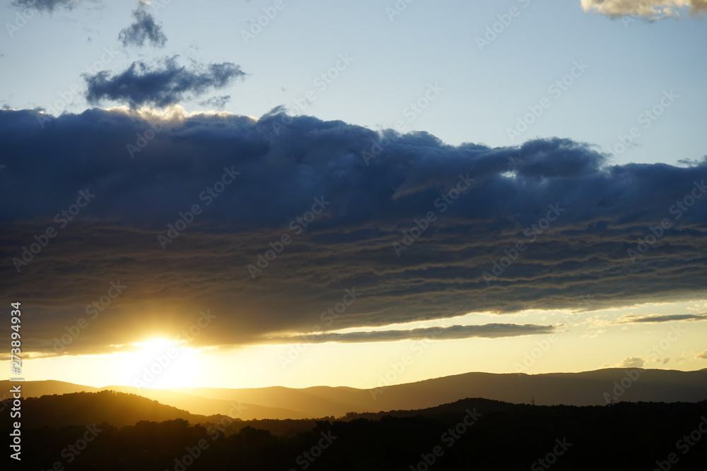 Obraz premium Sunset Over the Blue Ridge Mountains with Clouds