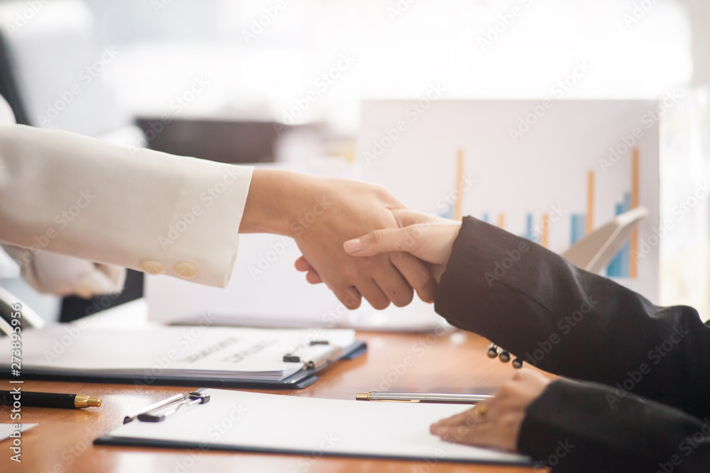 Obraz premium Business people join hands to congratulation the business deal. Business handshake.
