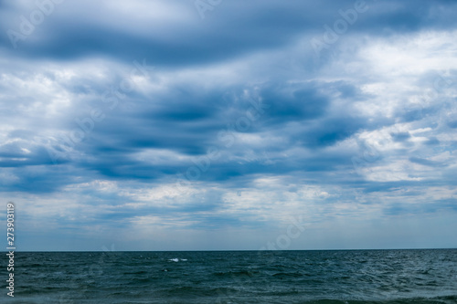 sea and waves © Liubov Kartashova