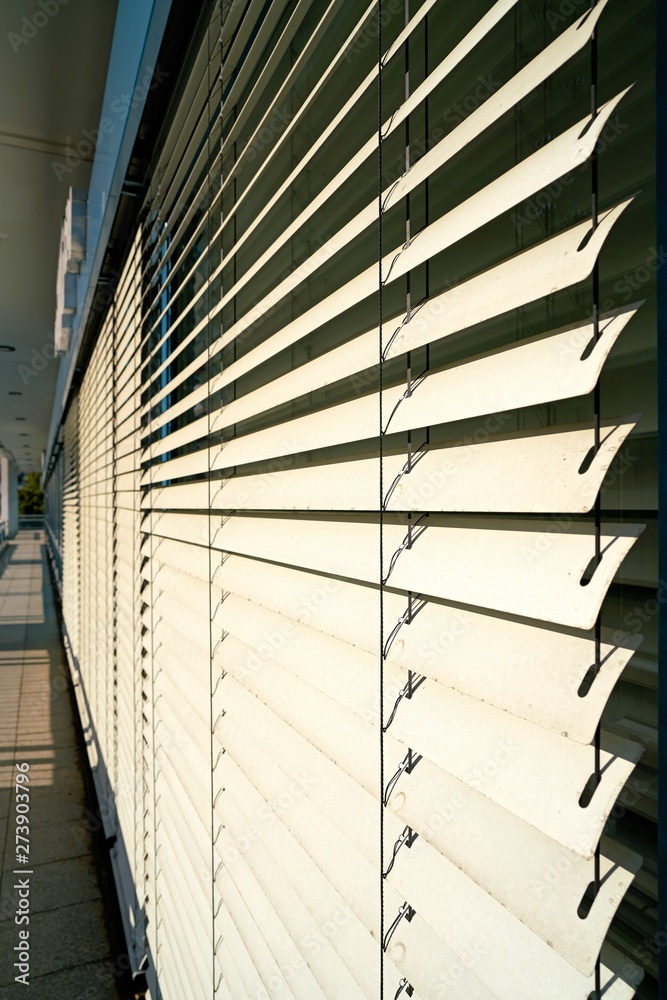 Obraz premium Jalousie als Sonnenschutz am Fenster eines Bürogebäudes in Berlin