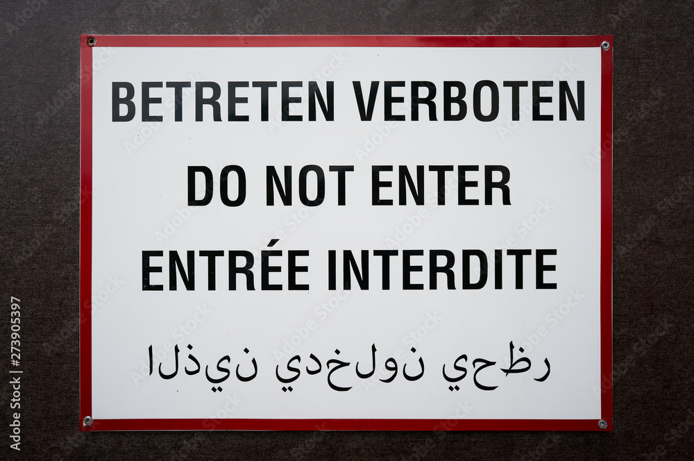 Schild mit der Aufschrift „Betreten verboten“ an einem Privatweg