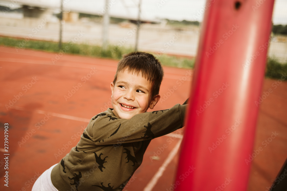 Obraz premium A little boy on a basketball court