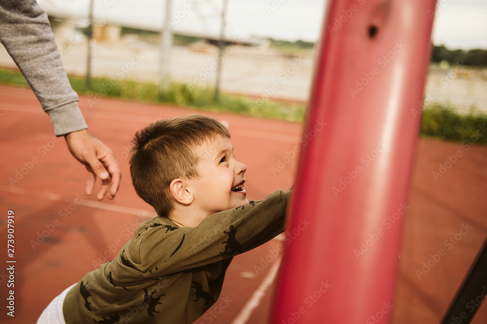 Obraz premium A little boy on a basketball court