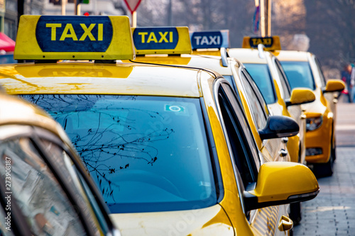 Fotografie yellow taxis waiting in a taxi line