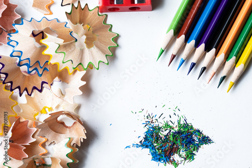 Tableau sur toile A set of sharpened colored pencils with multicolored chips on white desk