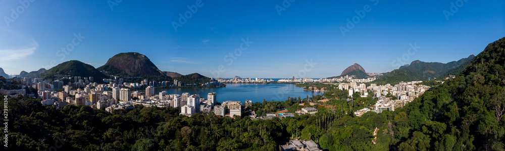 Naklejka premium Wide panorama of the neighbourhoods surrounding the city lake Lagoa Rodrigo de Freitas in Rio de Janeiro