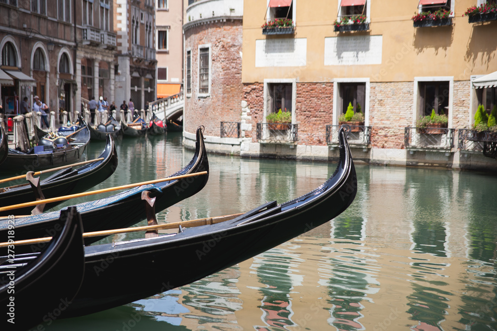 Góndolas en un canal de Venecia