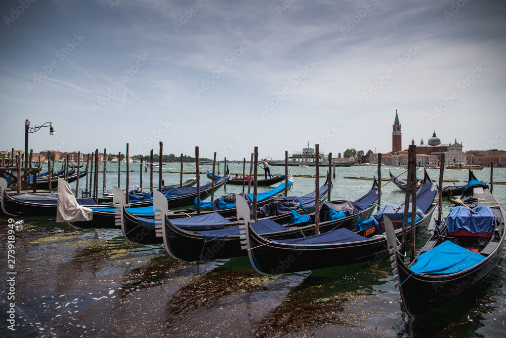 Góndolas de Venecia en la laguna