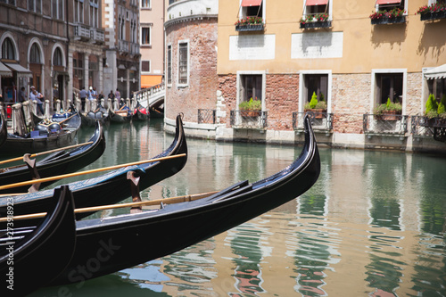Góndolas en un canal de Venecia
