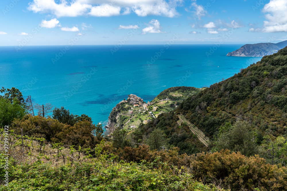 weiter Blick von oben auf Corniglia, Küste und Meer