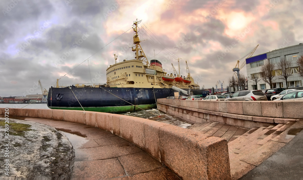 Fototapeta premium Big ship in city