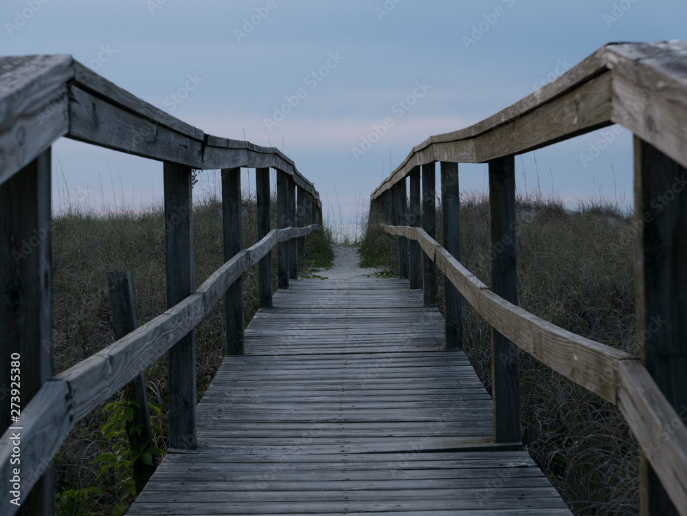 Fototapeta premium cloudy sunset on carolina beach boardwalk in north carolina