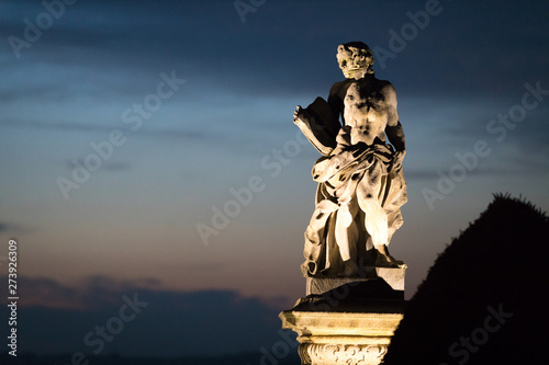 Statue im Abendhimmel