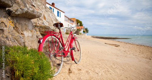 Fototapeta Naklejka Na Ścianę i Meble -  Vieux vélo au bord de la plage à Noirmoutier