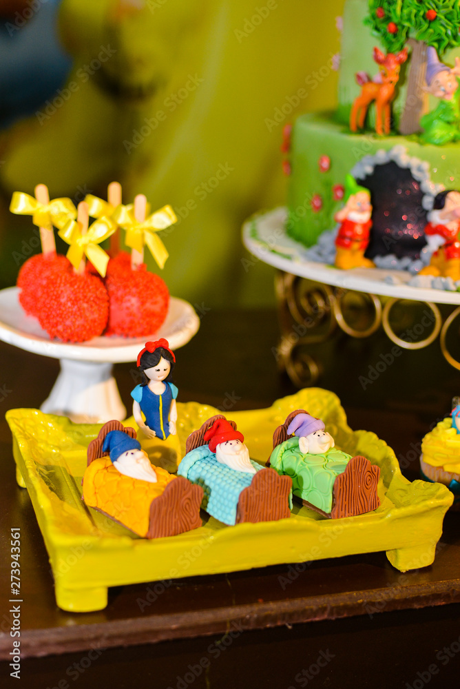 snow white and the seven dwarfs, children's themed candy, lying dwarfs, Children's Day, table with themed sweets,  themed candy, party candy, condensed milk candy ,  sweets table, children's party