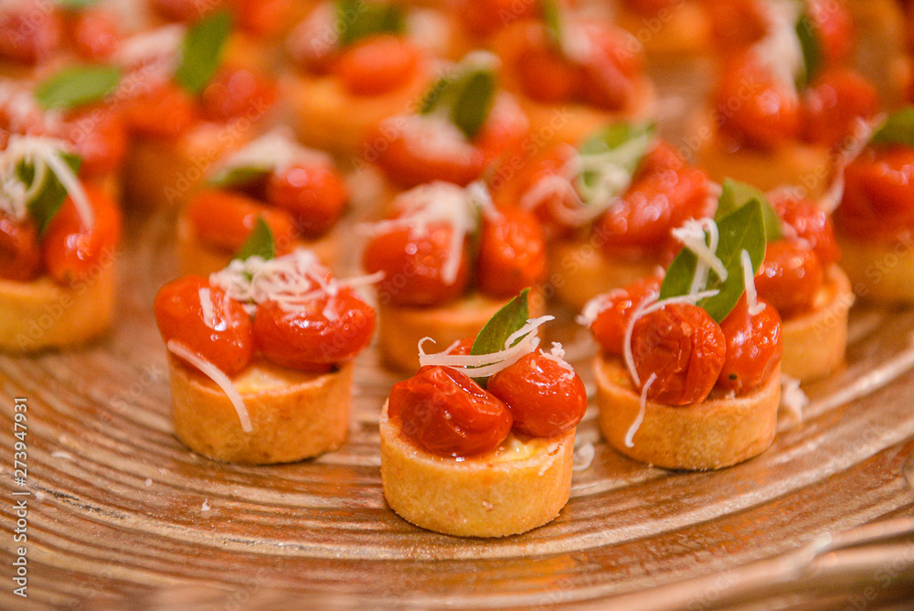 pasta with tomatoes and basil, appetizer