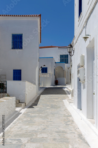 Fototapeta Naklejka Na Ścianę i Meble -  The streets of the town of Chora (Cyclades, Andros Island, Greece).