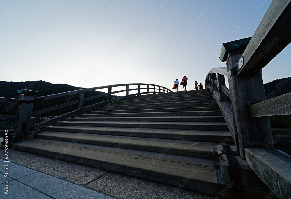 Fototapeta premium 木造橋の夕暮れ / 岩国・錦帯橋