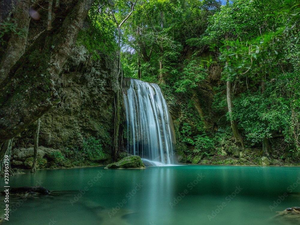 Naklejka premium Wodospad Park Narodowy Erawan w Kanchanaburi Tajlandia