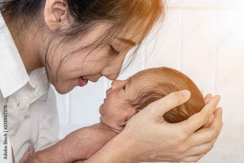 Φωτογραφία mother holding her infant baby boy on hand
