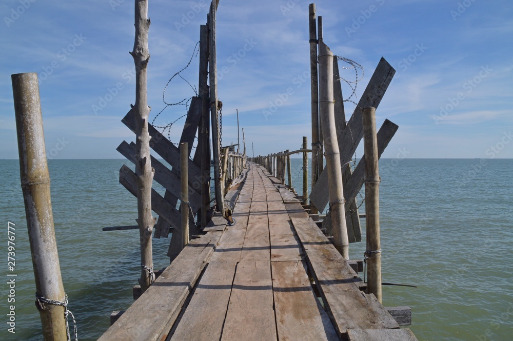 Fototapeta premium pier on the lake