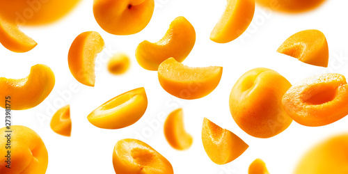 Fotografia Apricots levitate on a white background. Ripe fruit in flight