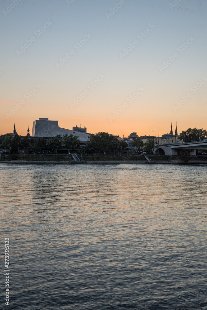 Obraz premium Skyline in the solar setting over the Rhine to Bonn