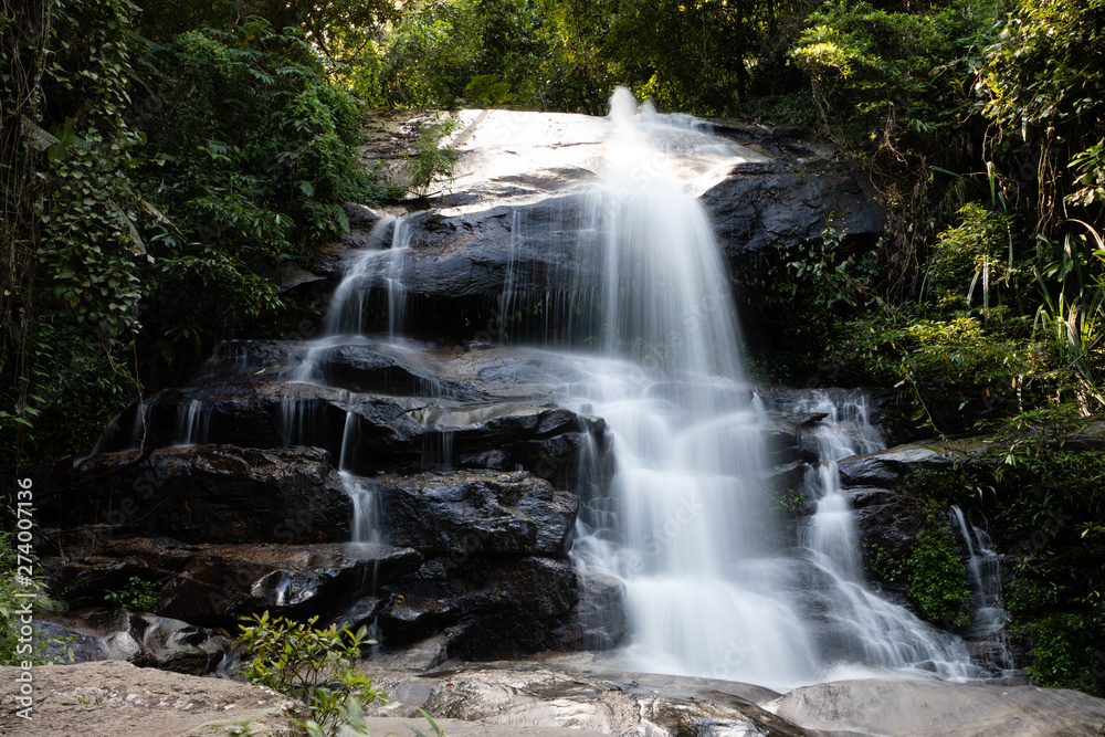 Obraz premium Long exposure of Montha Than waterfall in the jungle of Chiang Mai (Thailand)
