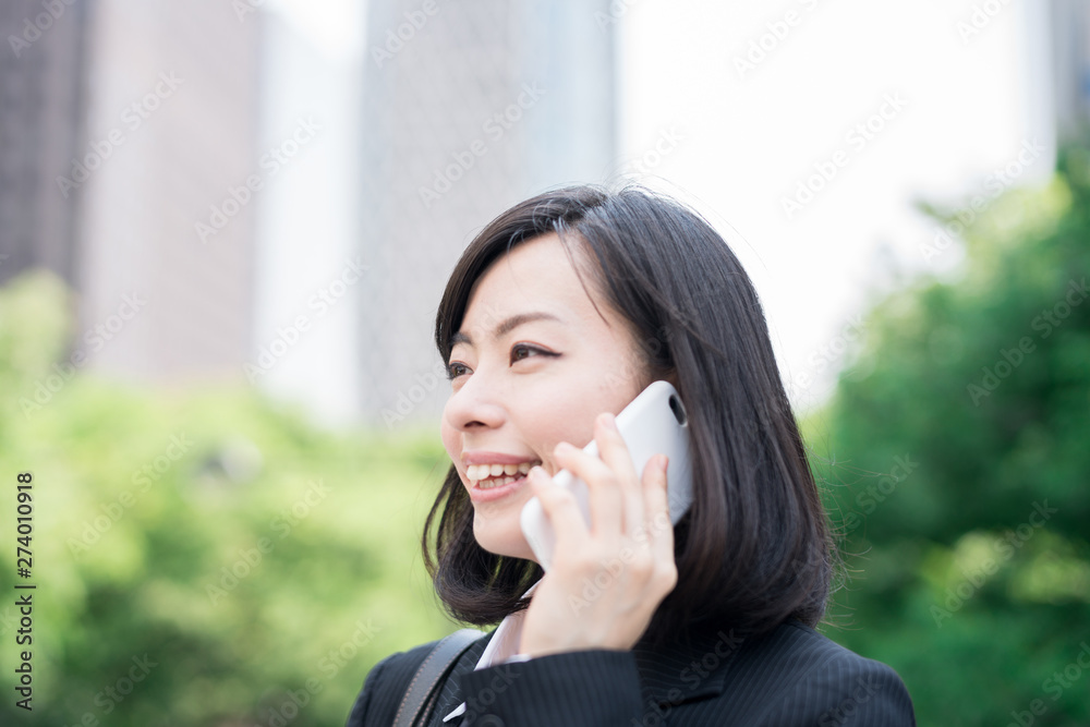 スマートフォンを持ったビジネスウーマン スマートフォンを持ったビジネスウーマン