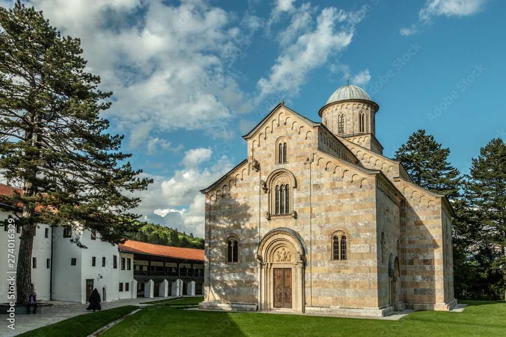 The church has five-nave naos, a three-part iconostasis, and a three-nave parvise. With the dome, it is 26 m high.[citation needed] Its outer walls are done in alternate layers of white and pink marbl