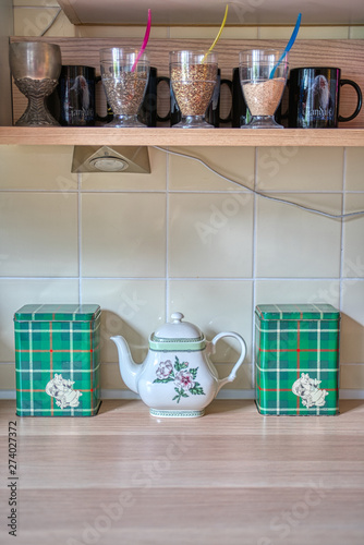 Obraz na płótnie Details on a shelf in a kitchen with a teapot and mugs