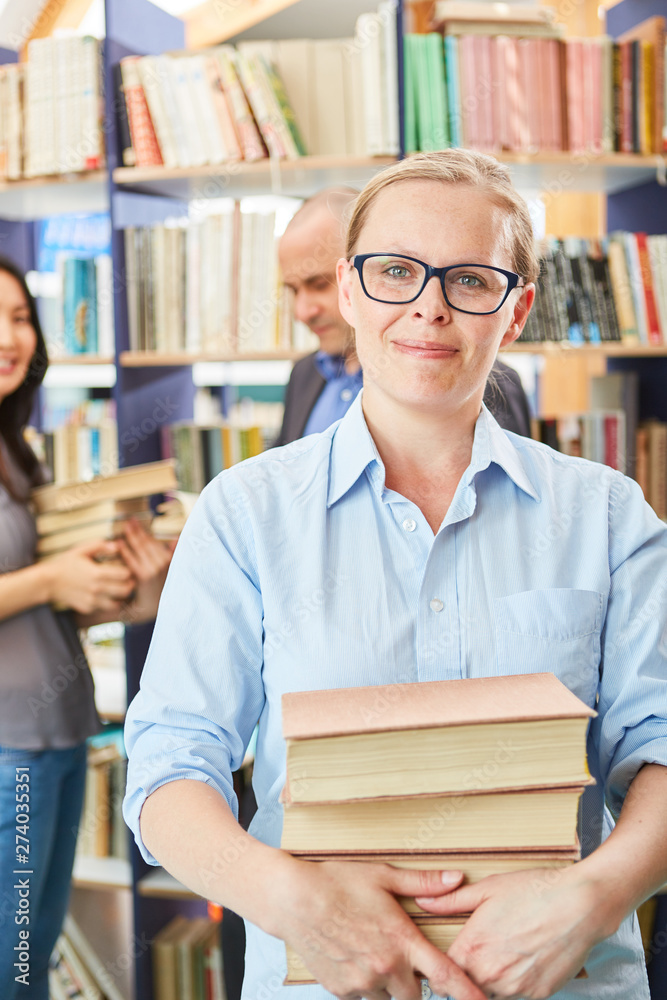 Kompetente Bibliothekarin oder Buchhändlerin Stock Photo Adobe Stock