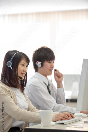 電話応対をするオペレーター