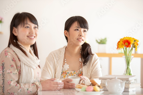 ティータイムを楽しむ2人の女性
