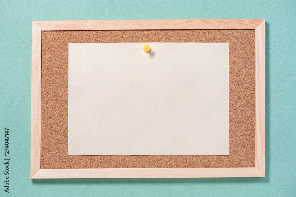 Fototapeta premium Corkboard for notes with empty sheets on buttons on a green background