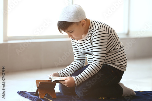 Little Muslim boy praying i...