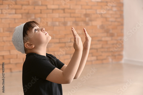 Little Muslim boy praying i...
